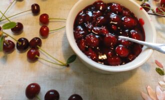 Вишневое варенье с косточками