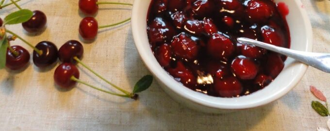 Вишневое варенье с косточками