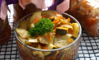 Cалат из огурцов с кабачками на зиму