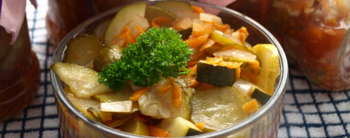 Cалат из огурцов с кабачками на зиму