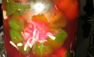 Маринованный перец, фаршированный капустой