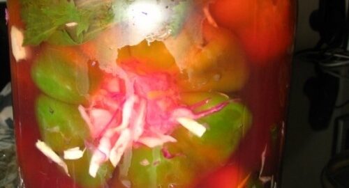 Маринованный перец, фаршированный капустой