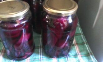 Маринованная капуста со свеклой и чесноком