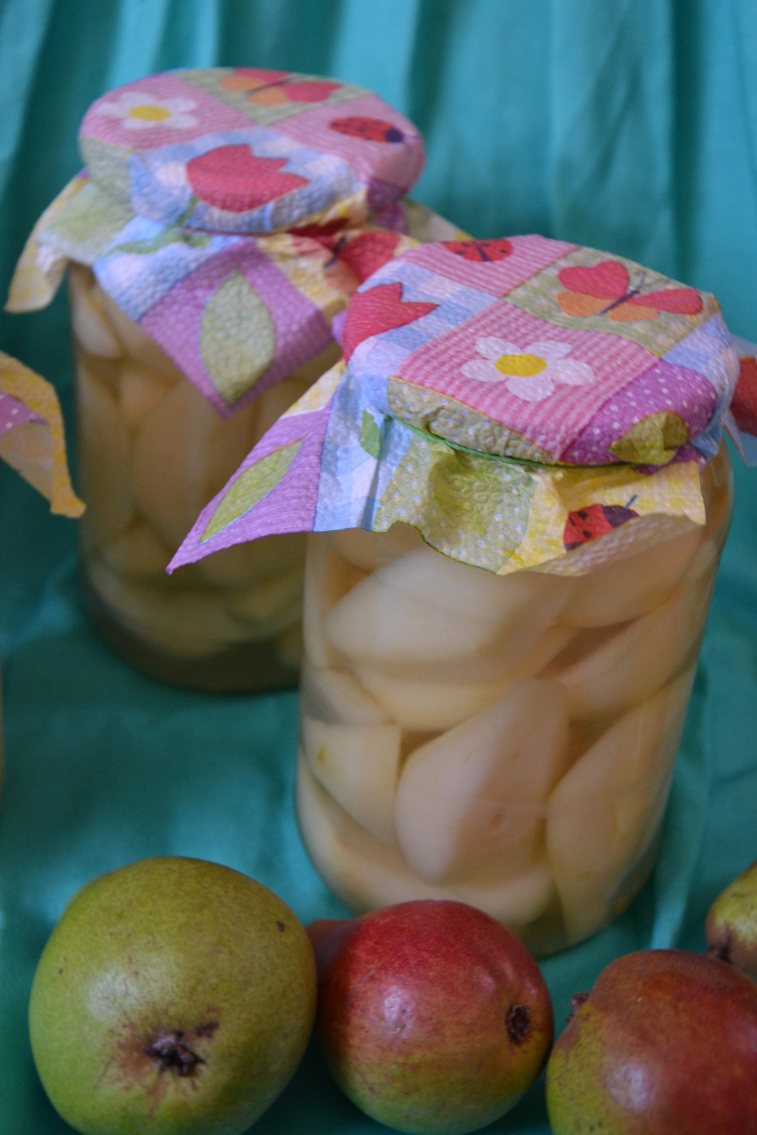 Целые груши, консервированные в сиропе