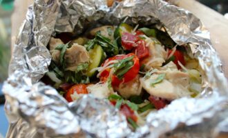 Куриная грудка с овощами в духовке