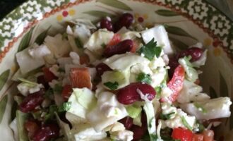 Салат с красной фасолью и сыром