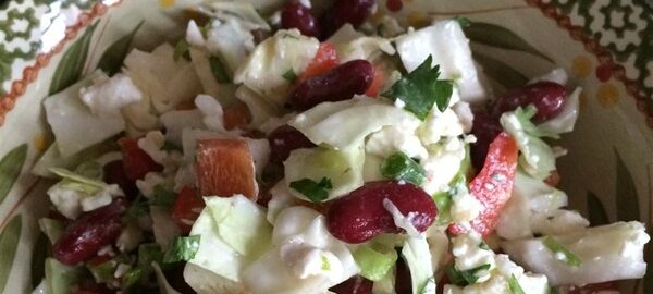 Салат с красной фасолью и сыром
