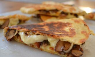 Кесадилья с грибами и сыром