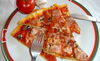Пицца с колбасой, грибами и помидорами