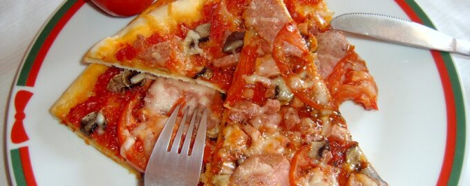 Пицца с колбасой, грибами и помидорами