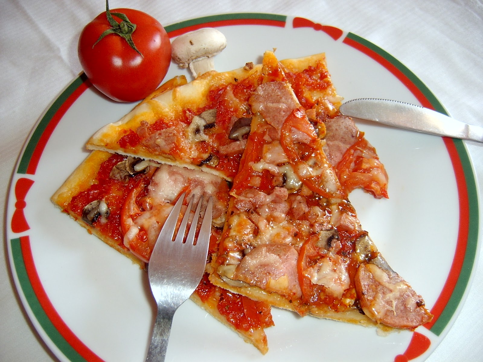 фото пиццы в домашних условиях в духовке с фото с колбасой и сыром и помидорами фото 51