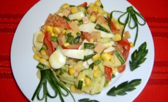 Салат с кукурузой и колбасой