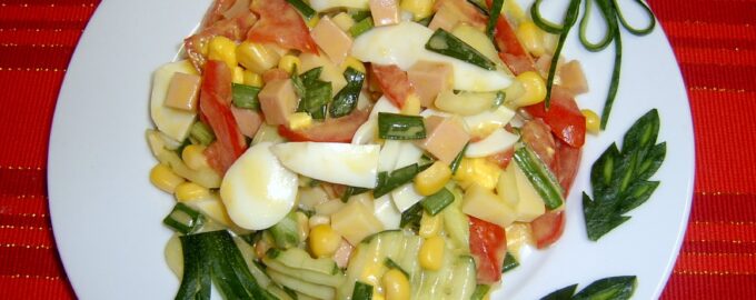 Салат с кукурузой и колбасой