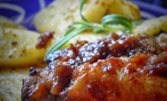 Куриные крылышки с картошкой в духовке