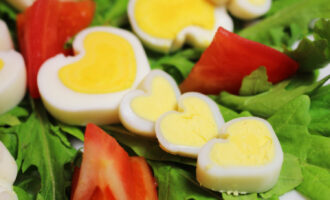 Яйца в форме сердечек и лепестков. Украшение к столу за 5 минут(!)