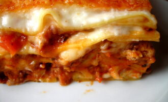 Лазанья с фаршем и соусом бешамель