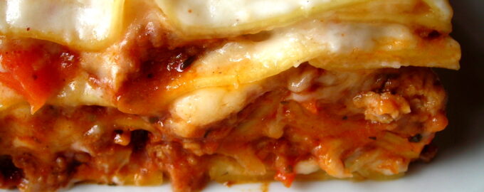 Лазанья с фаршем и соусом бешамель