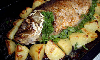 Запеченный карп с картошкой