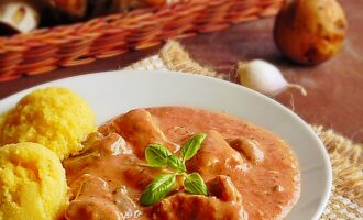 Гуляш из индейки в мультиварке