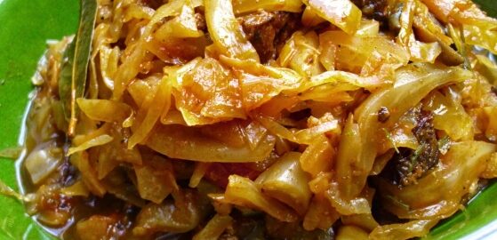 Тушеная капуста с мясом и овощами