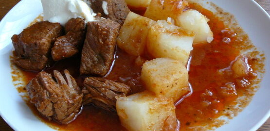 Гуляш с картошкой в мультиварке
