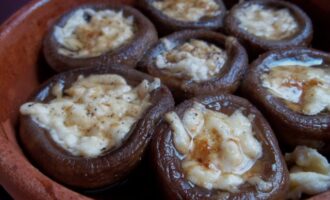 Шампиньоны, запеченные с сыром в духовке