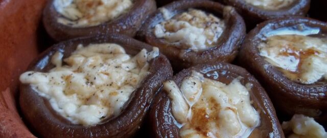 Шампиньоны, запеченные с сыром в духовке