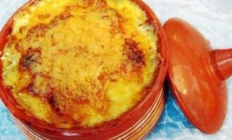 Пельмени в горшочках с грибами и сыром
