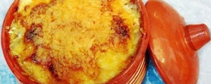 Пельмени в горшочках с грибами и сыром