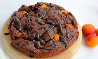 Шоколадный пирог с абрикосами в мультиварке
