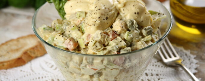 Салат "Столичный" с курицей и свежим огурцом