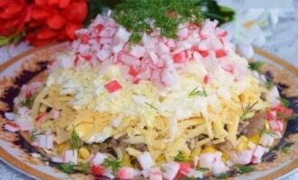 Салат с крабовыми палочками и грибами