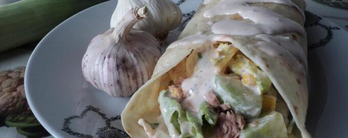 Рулет из лаваша с тунцом