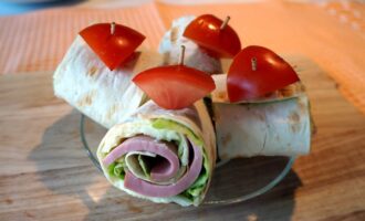 Рулетики с колбасой и сыром