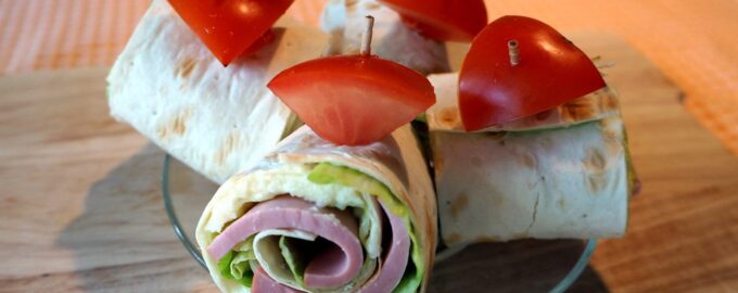 Рулетики с колбасой и сыром