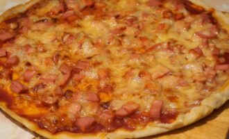 Пицца с колбасой и сыром