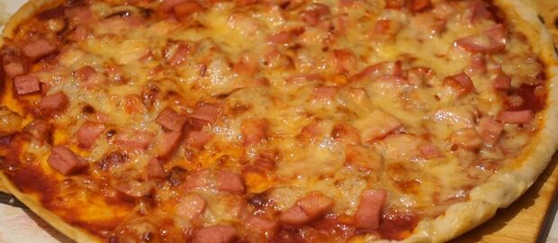Пицца с колбасой и сыром