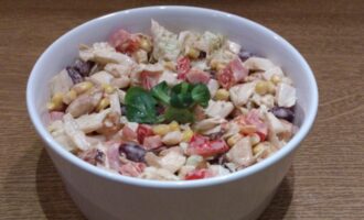 Салат с курицей, беконом, перцем и фасолью