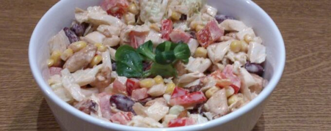Салат с курицей, беконом, перцем и фасолью