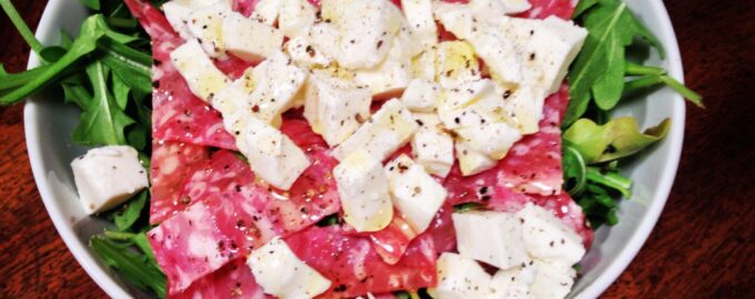 Салат с копченой колбасой и сыром