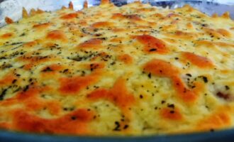 Запеканка с рисом, сыром и колбасой