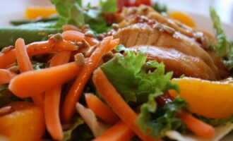 Салат с куриной грудкой, рукколой и апельсином
