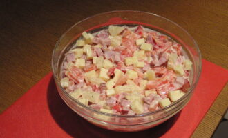 Салат с колбасой, сыром и ананасом