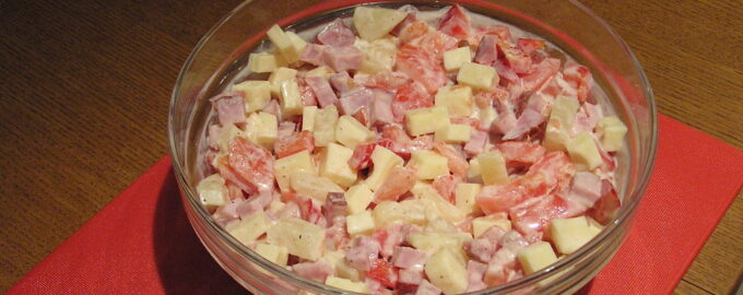 Салат с колбасой, сыром и ананасом