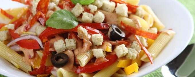 Салат из макарон и салями