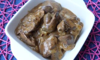Куриная печень по-строгановски