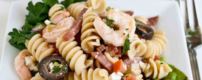 Салат с макаронами и креветками