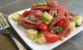 Салат с копченой колбасой