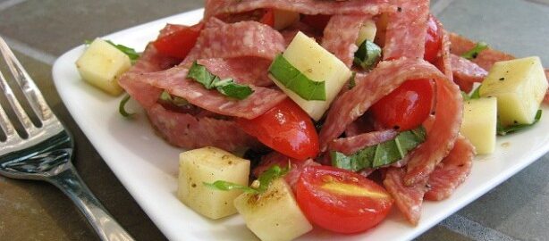 Салат с копченой колбасой