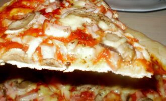 Пицца с ветчиной и грибами